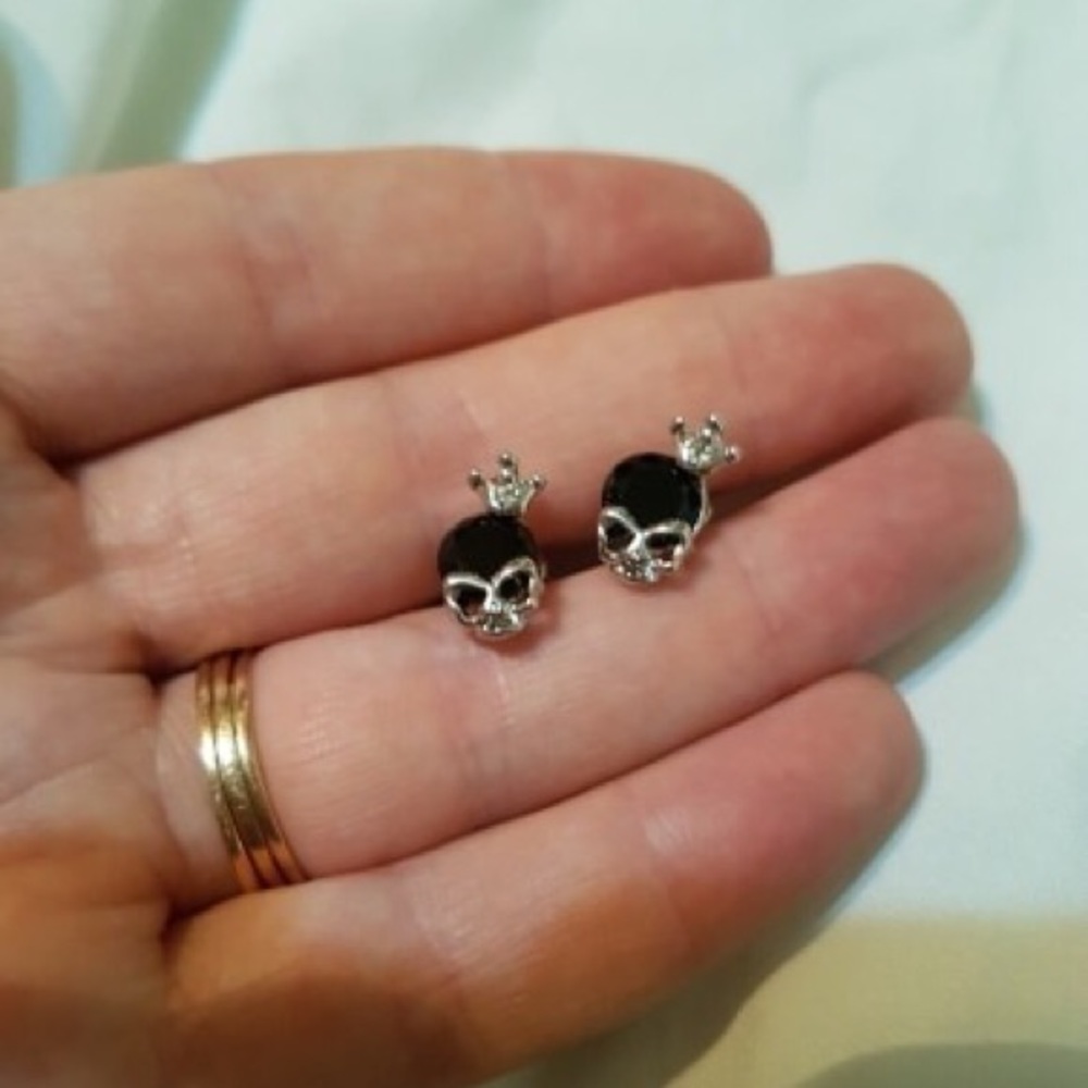 ONE HOUR SALE ❗️ Skull Earrings - Picture 3 of 3
